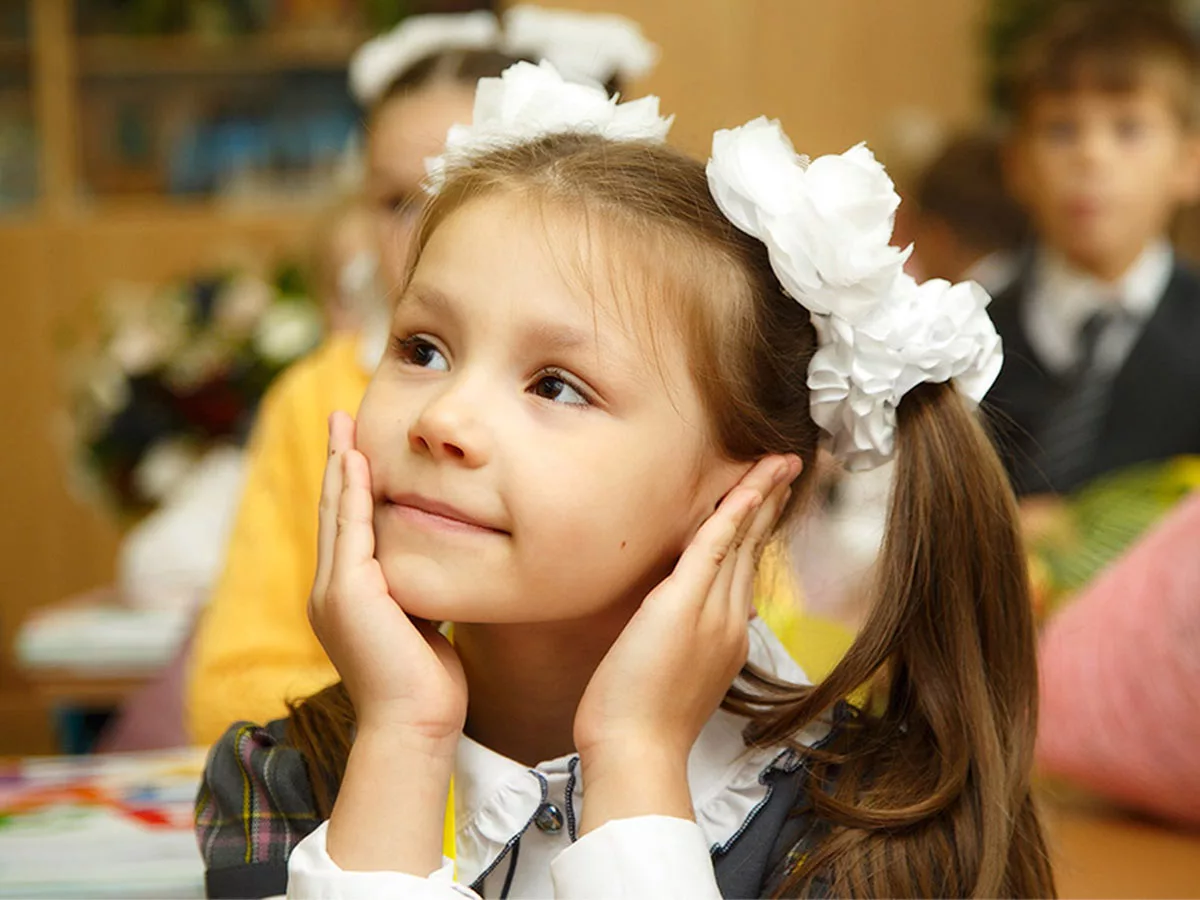 Младший школьник глазами. Первоклассник. Первоклассница. Школа первоклассника. Красивые девочки первоклассницы.